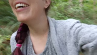 Szemüveges Vörös Hajú Kis Cicis Csaj Erdőben Gugolva Pisil